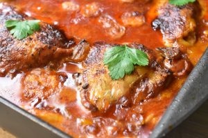 Kylling i fad med paprika flødesovs opskrift