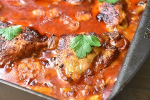 Kylling i fad med paprika flødesovs opskrift