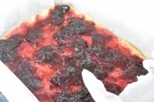 DSC_1238 • nogetiovnen.dk Kakaosnitter med kokos og syltetøj - opskrift. syltetøj lægges på