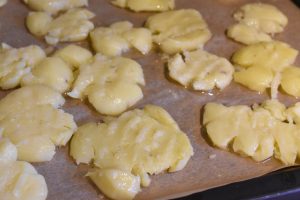 Knuste kartofler med ost & barbecue - opskrift