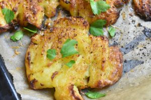 Knuste kartofler med ost & barbecue - opskrift