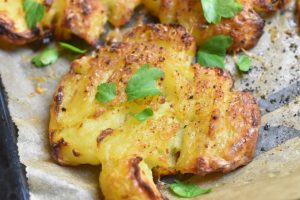 Knuste kartofler med ost & barbecue - opskrift