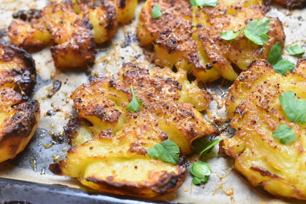 Knuste kartofler med ost & barbecue - opskrift