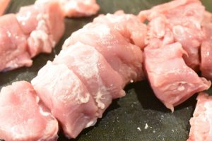 Mørbradgryde med sennep, bacon & fløde