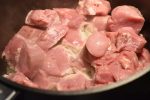 Mørbradgryde med fløde, bacon & sennep