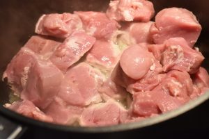 Mørbradgryde med fløde, bacon & sennep