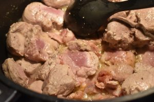 Mørbradgryde med fløde, bacon & sennep