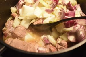 Mørbradgryde med fløde, bacon & sennep