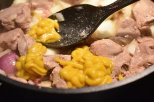 Mørbradgryde med fløde, bacon & sennep