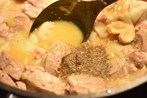 Mørbradgryde med fløde, bacon & sennep