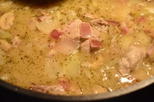 Mørbradgryde med fløde, bacon & sennep