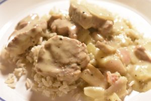 Mørbradgryde med fløde, bacon & sennep