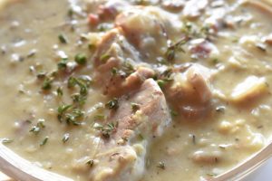 Mørbradgryde med sennep, bacon & fløde