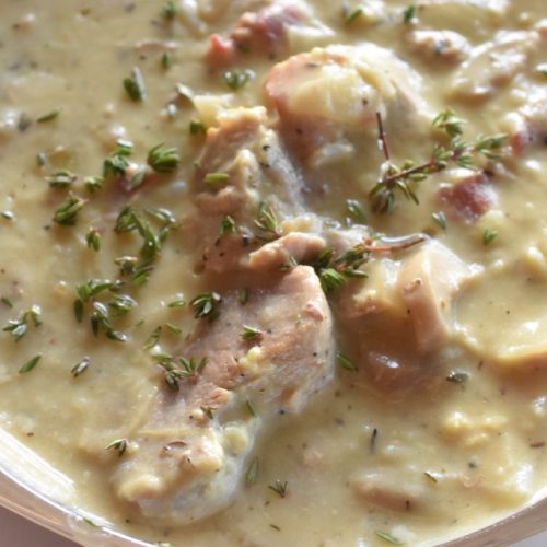 Mørbradgryde med fløde, bacon & sennep