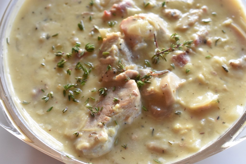 Mørbradgryde med fløde, bacon & sennep