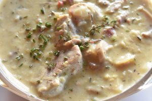 Mørbradgryde med sennep, bacon & fløde