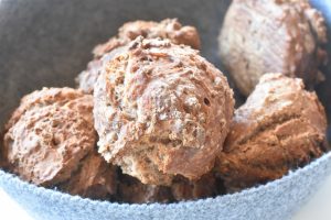 Boller med kakao koldhævede med havregryn