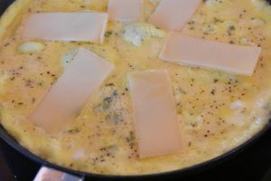 DSC_1554 • nogetiovnen.dk Omelet med ost og timian - nem opskrift på osteomelet