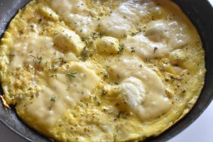 DSC_1560 • nogetiovnen.dk Omelet - nem opskrift med ost og timian
