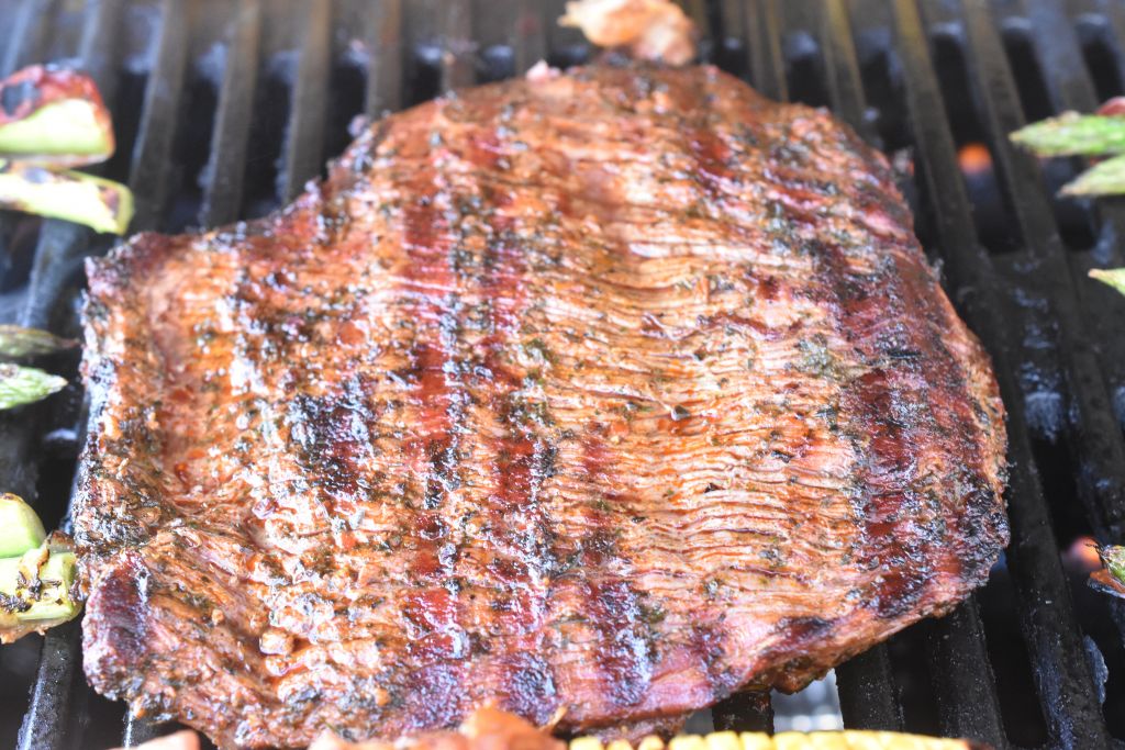 Flanksteak på grill - marineret. Nem grillmad