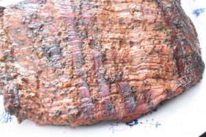 Flanksteak på grill - marineret. Grillet flanksteak