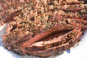 Flanksteak på grill - marineret. Grillet flanksteak
