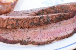 Flanksteak på grill - marineret. Grillet flanksteak
