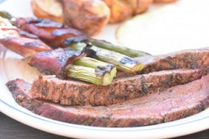 Flanksteak på grill - marineret. Grillet flanksteak