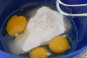 Chokoladekage med smørcreme nem opskrift 