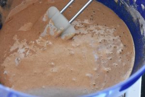 Chokoladekage med smørcreme nem opskrift