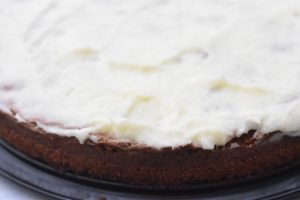 Chokoladekage med smørcreme nem opskrift 