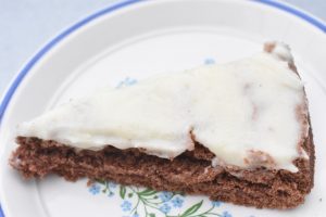 Chokoladekage med smørcreme nem opskrift 