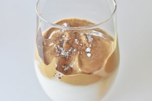 Dalgona kaffe - nem cremet iskaffe opskrift