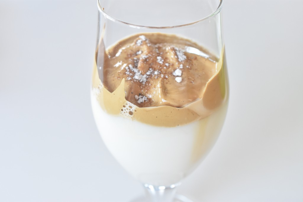 Dalgona kaffe - nem cremet iskaffe opskrift