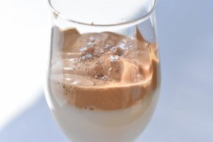 Dalgona kaffe - nem cremet iskaffe opskrift