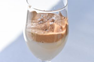 Dalgona kaffe - nem cremet iskaffe opskrift
