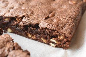 DSC_1633 • nogetiovnen.dk Brownie med peanuts lækker chokoladekage