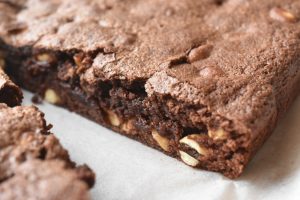 DSC_1634 • nogetiovnen.dk Brownie med peanuts lækker chokoladekage