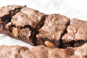 DSC_1639 • nogetiovnen.dk Brownie med peanuts lækker chokoladekage