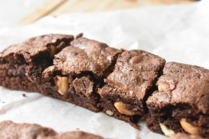 DSC_1641 • nogetiovnen.dk Brownie med peanuts lækker chokoladekage