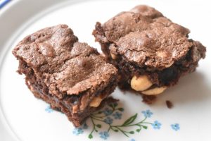 DSC_1648 • nogetiovnen.dk Brownie med peanuts lækker chokoladekage