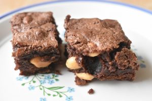 DSC_1652 • nogetiovnen.dk Brownie med peanuts lækker chokoladekage