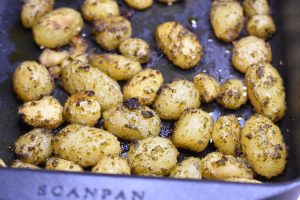 Pesto kartofler - sprøde kartofler med pesto i ovn