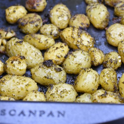 Pesto kartofler - sprøde kartofler med pesto i ovn