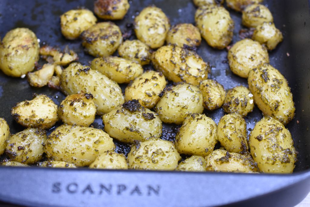 Pesto kartofler - sprøde kartofler med pesto i ovn