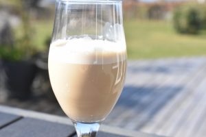 Iskaffe med vaniljeis - nem lækker opskrift