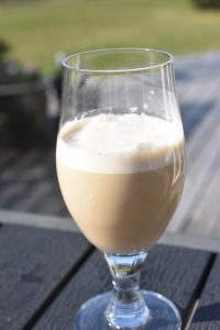 Iskaffe med vaniljeis - nem lækker opskrift