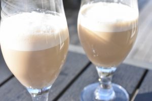 Iskaffe med vaniljeis - nem lækker opskrift