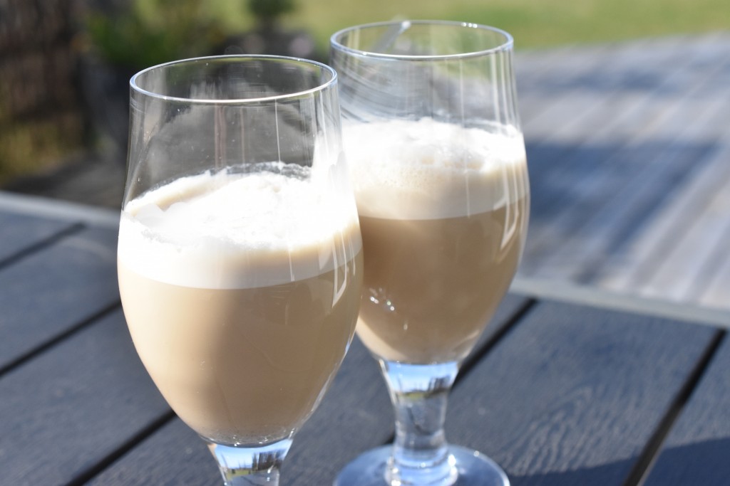 Iskaffe opskrift med vaniljeis - nem og lækker