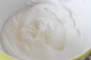 Lagkage med marengs forårslagkage opskrift